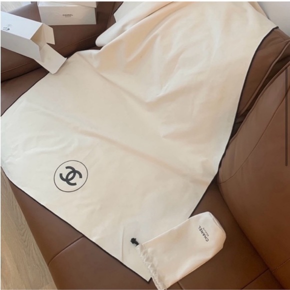 Ivory Throw with Black Emblem - Picture 6 of 10